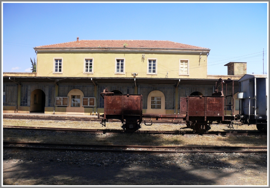 Noch herrscht eine Friedhofshnliche Ruhe am Bahnhof in Asmara 2312m/.M. (28.01.2012)