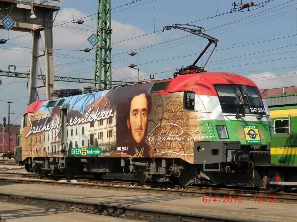Noch eine hervorragend gestaltete Sonderlok fr die Raaberbahn: 1047 505-1 erinnert an den 150. Todestag des ungarischen Adeligen Istvan Szechenyi, der sich besondere Verdienste um die Entwicklung des Transportwesens in Ungarn erworben hat (Bahnhof Sopron am 6.4.2010).
