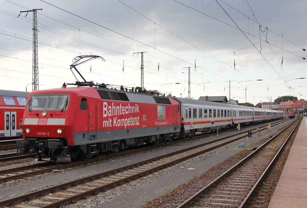 Noch hoher Besuch am ersten Abend in Stralsund Hbf: 120 501-2 zog ihren IC nach erreichen des Bahnhofs in die Abstellung. Aufgenommen am 07.08.2011.