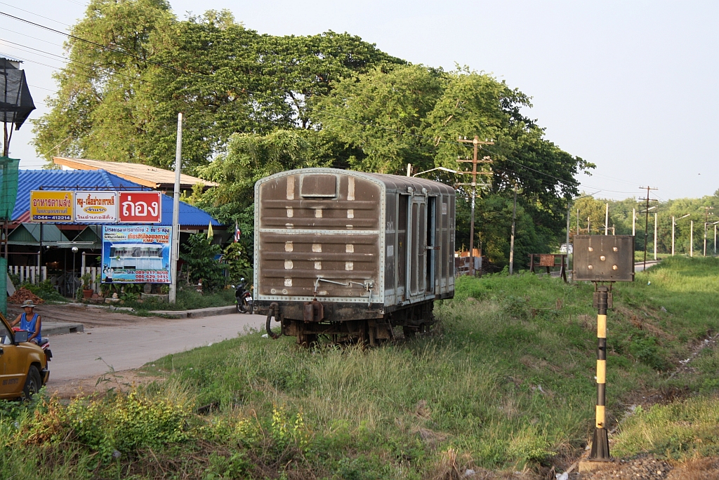 Noch immer einsam und verlassen steht der ต.ญ.151199 (ต.ญ.=C.G./Covered Goods Wagon) auf dem schon lange nicht mehr benutzten und total verwachsenen Ladegleis des Bf. Si Khiu. Bild vom 17.Mai 2012.

