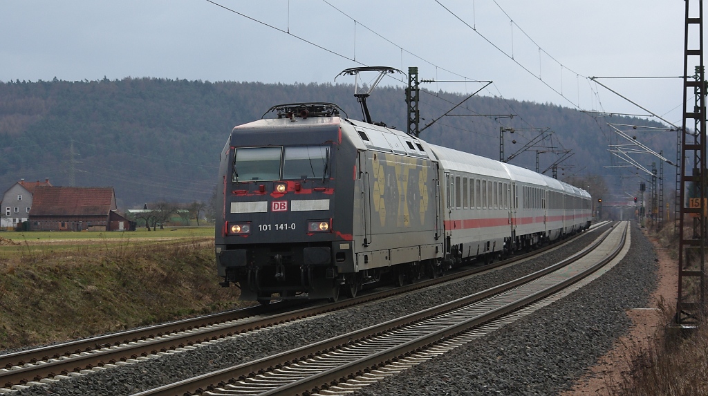 Noch immer wirbt die 101 141-0  gegen Hass und Gewalt . Jedoch sieht sie schon so ldiert aus, dass man meinen knnte, sie sei schon selbst Opfer von Gewalt gewesen... vielleicht das der starken Fahrtwinde? :) Hier mit einem IC in Fahrtrichtung Bebra. Aufgenommen am 11.03.2011 zwischen Mecklar und Friedlos.