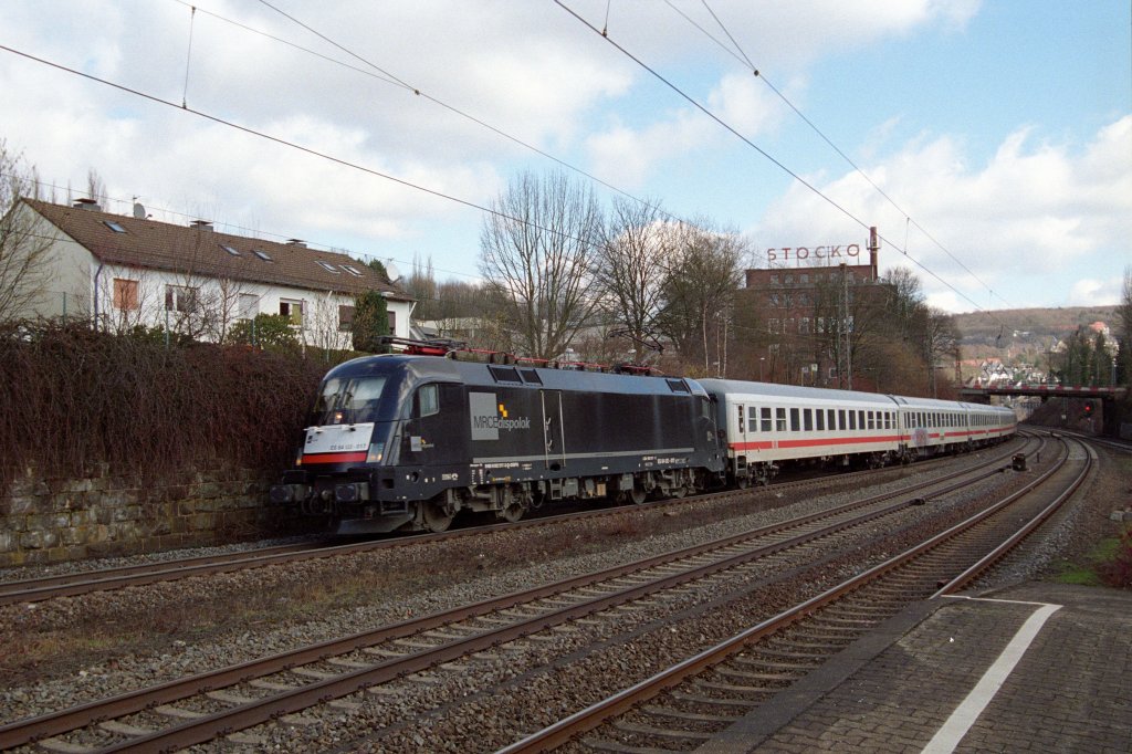 Noch immer wird der f�nf Wagen lange ICE-Ersatzzug von zwei MRCE Tauri bef�rdert. Am 04.03.2010 um 12:45Uhr zieht ES 64 U2-017 den Zug w�hrend ES 64 U2-001 am Ende kalt mitl�uft