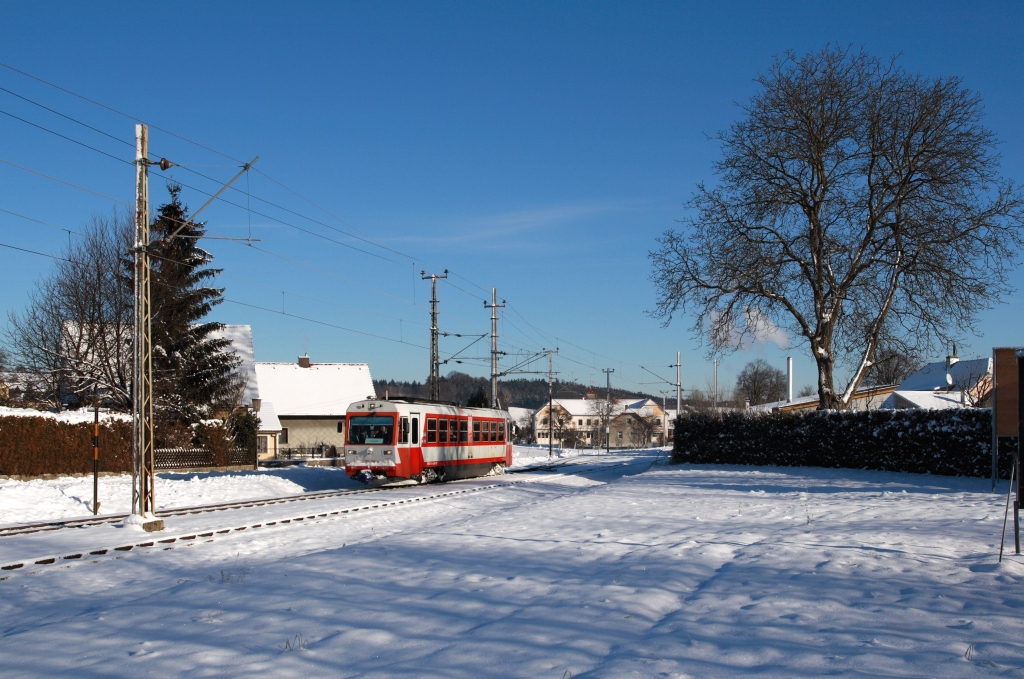 Noch immer wird der Groteil des Verkehrs auf der Talstrecke durch die Reihe 5090 abgedeckt. Am 13.12.2012 verlsst 5090.012 als P 6825 nach Frankenfels den Bahnhof Hofstetten-Grnau.