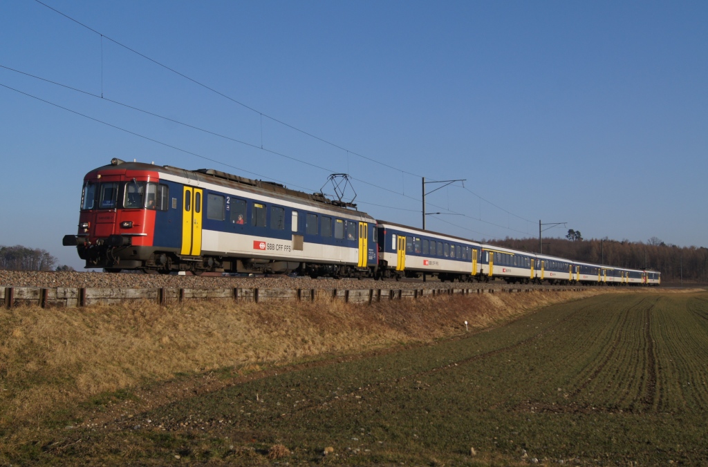 Noch immer wird in den Stosszeiten ein Umlauf der S 33 zwischen Winterthur und Schaffhausen mit einem RBe 540-Doppelpendel gefhrt. Am 21.2.12 befindet sich der RBe 540 038-7 an der Spitze dieser Komposition. Das Bild wurde kurz vor Andelfingen aufgenommen.