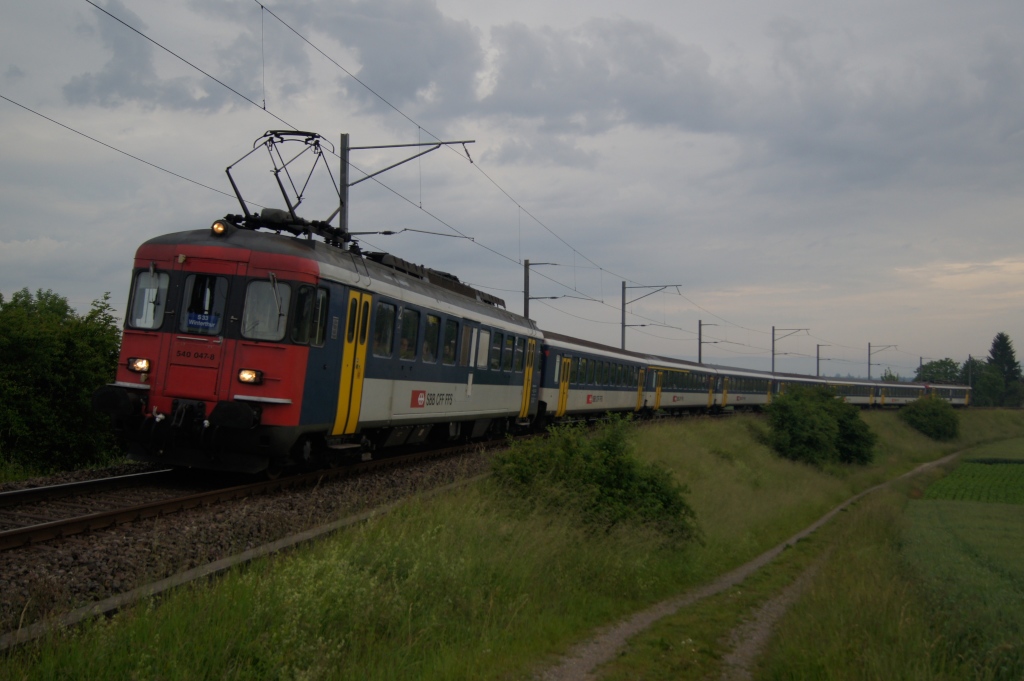 Noch immer wird in den Stosszeiten ein Umlauf der S 33 mit einem RBe 540-Doppelpendel gefahren. Hier befindet sich der Zug am 7.6.12 kurz nach Andelfingen.