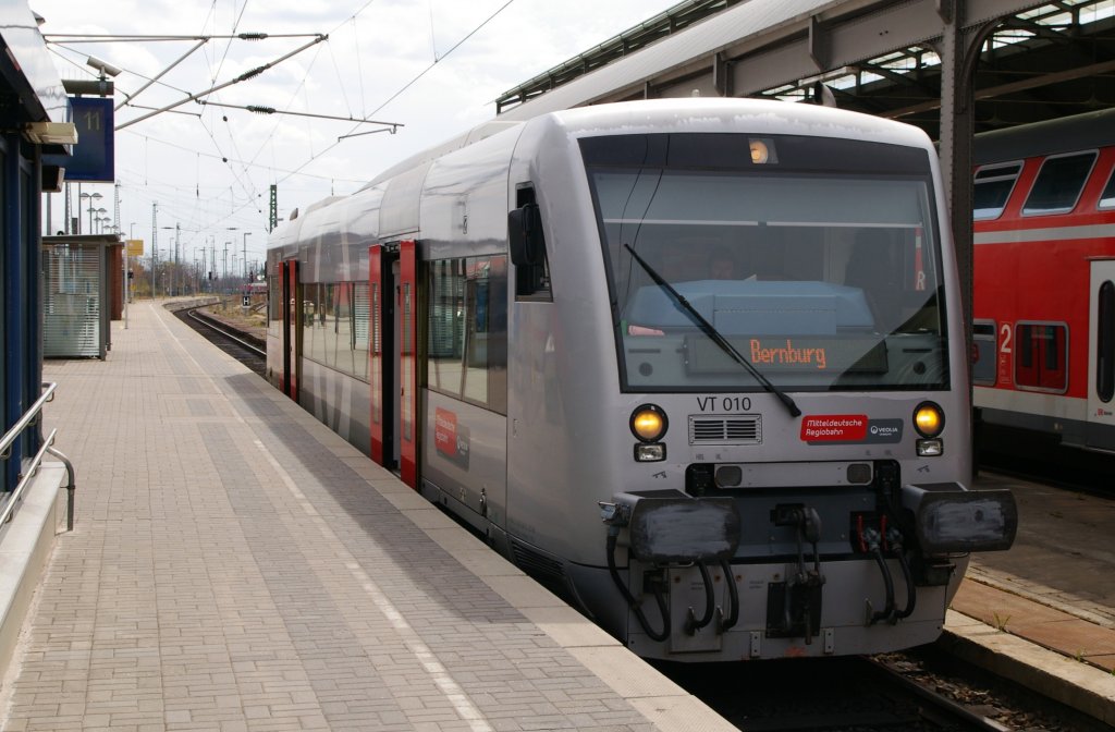 Noch kann zugestiegen werden, VT 010 fhrt gleich ab Richtung Bernburg (Halle/S. Hbf am 10.04.2012).