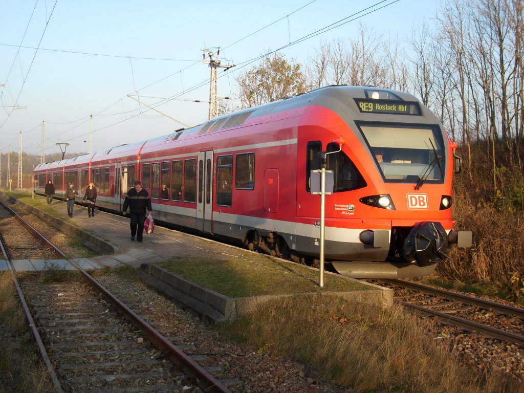 Noch keine 10min unterwegs war am 07.November 2009 Flirt 429 027 als Dieser als RE 33216 Sassnitz-Rostock in Sagard hielt.