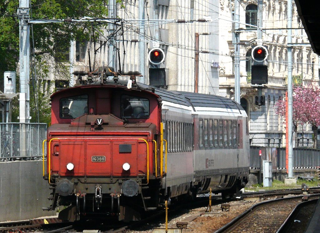 Noch keine neue Rangierloks in St. Gallen. Ee 3/3 16388 stellt ein
Zusatzmodul bereit fr der IC 2000 am 25.04.2010