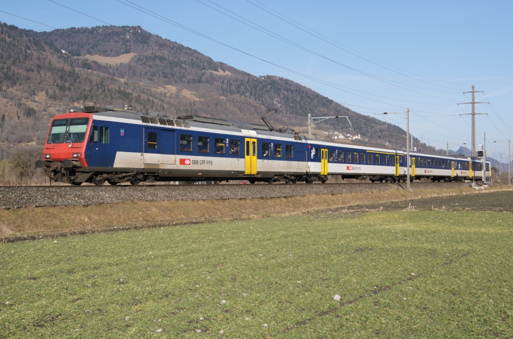 Noch keine Spur eines Dominos ist auf der Linie Ziegelbrcke-Chur zu sehen, hier findet man noch normale NPZ, wie am 12.2.11 den RBDe 560 130-7, den ich zwischen Igis und Zizers ablichten konnte