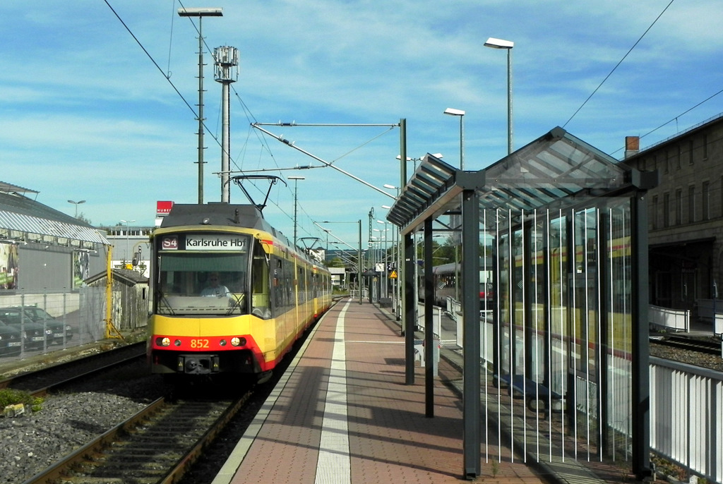 Noch eine lange Reise hat dieses Triebwagenduo vor sich. Wagen 853 und Wagen 8** als S4 von hringen-Cappel bis Karlsruhe Albtalbahnhof. Dieser Zug hlt bis Karlsruhe Albtalbahnhof an allen Stationen. Aufgenommen am 06.09.2011 in hringen.