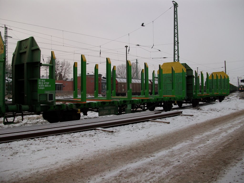 Noch leere Laaps-Wagen am 01.Februar 2011 auf der Ladestrae in Bergen/Rgen,die im laufe des Nachmittags noch mit Holz beladen wurden.