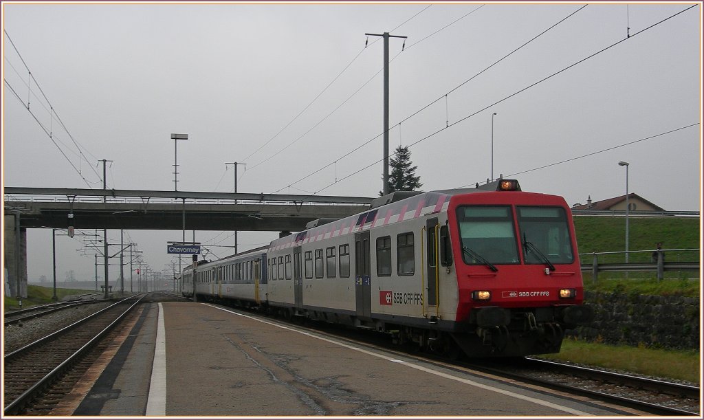 Noch leuchtet die MThB-Farbgebung in den grauen Alltag...
Die S11 12847 von Yverdon nach Lausanne erreicht am 19. Nov. 2012 Chavornay.