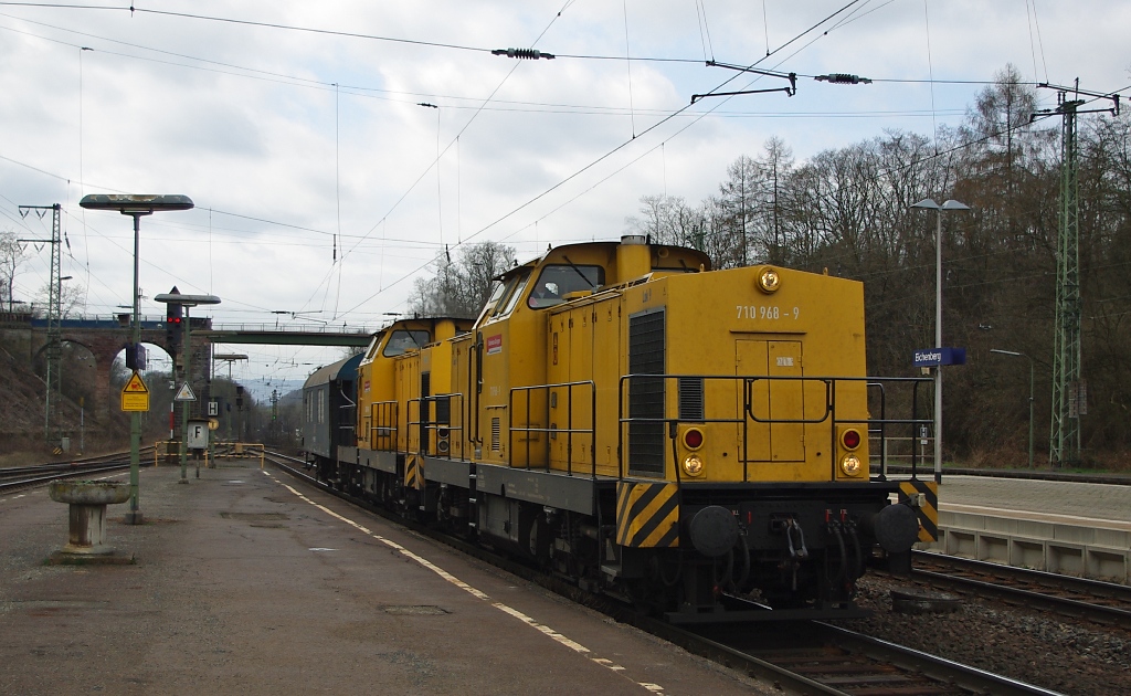 Noch mehr Baustellen-Diesel kam am 01.04.2011 durch Eichenberg Richtung Norden. Hier in Form von 710 968-9 (Lok 9) und 710 964-8 (Lok 8).