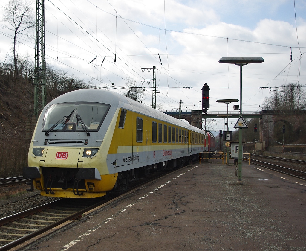 Noch mehr gelbes war am 01.04.2011 in Eichenberg zu sehen, als sich das RailLab, geschoben von 120 502, aus Sden kommend dem Bahnsteig nhert.