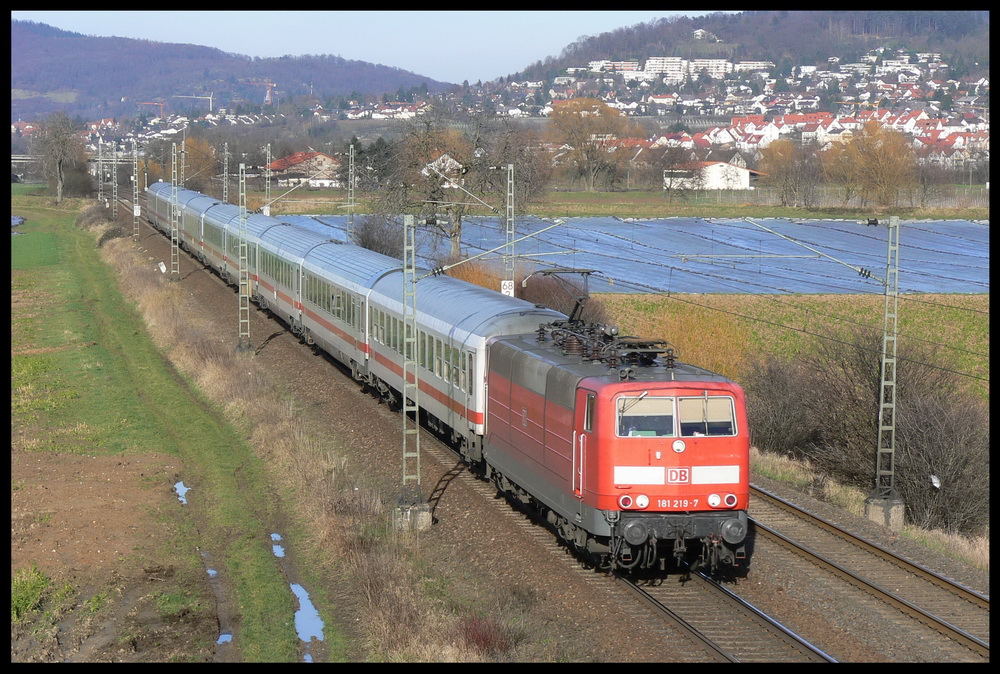 Noch merkt man nichts vom ICE-Verkehr nach Paris, doch das Ende der EC r�ckt immer n�her. Am 16.2.2007 durcheilt 181 219 aber noch mit dem EC 56 Gro�sachsen-Heddesheim und erreicht bald den n�chsten Halt Mannheim Hbf.