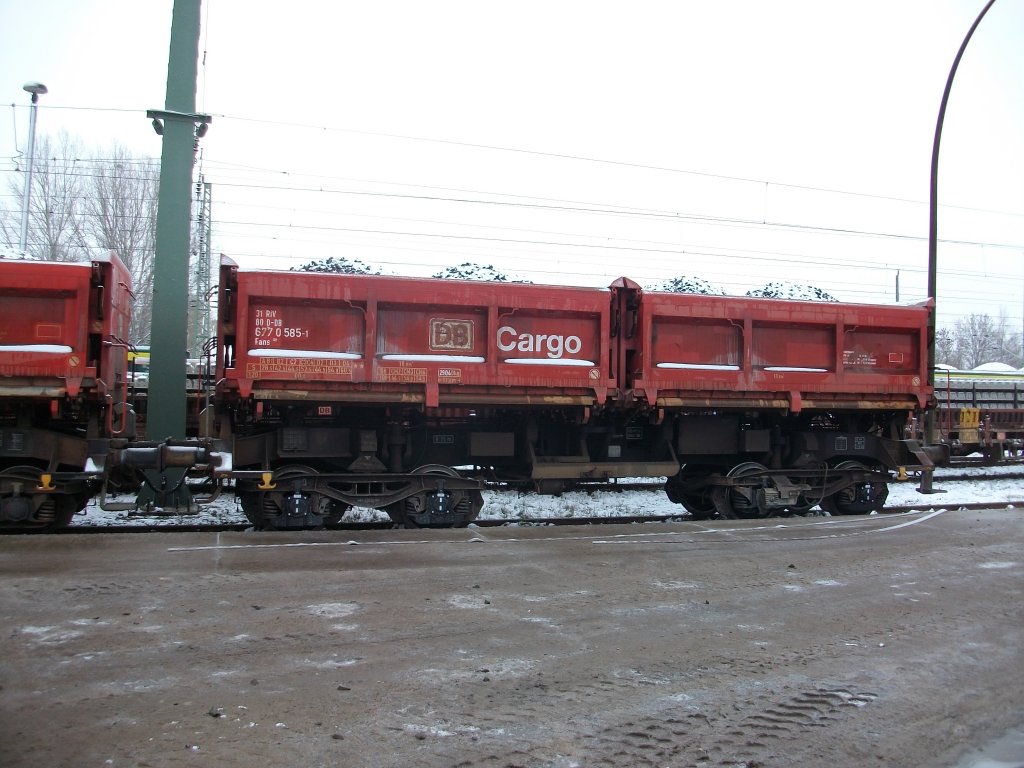 Noch mit  DB-Cargo  Beschriftung stand am 26.November 2010 dieser Seitenkippwagen auf der Ladestrae in Bergen/Rgen.