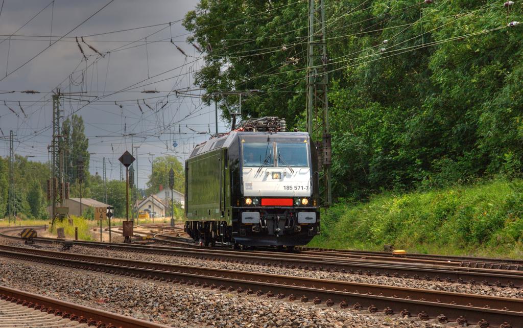 Noch nagelneu ist diese MRCE 185571, die hier solo am 29.6.2013 den Bahnhof
Hasbergen in Richtung Mnster verlt.