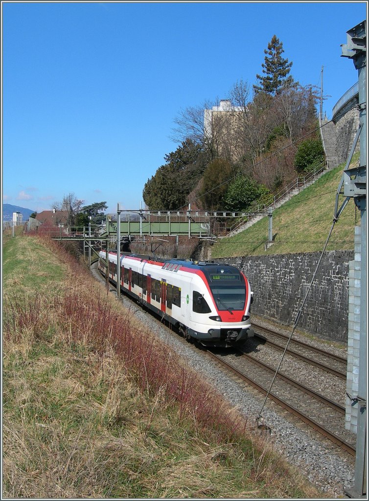 Noch ist die Natur bleich, die Temperaturen khl - und doch hat man des Gefhl ein Flirt mit dem Frhling ist nicht mehr weit.
S1 auf dem Weg nach Yverdon kurz nach Veytaux Chillon am 14. Mrz 2013