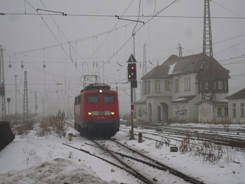 Noch ne andere Perspektive der 115 198 mit dem stillgelegten Stellwerk B2 und dichtem Nebel im Gleisvorfeld des Leipziger Hbf's.
23.12.2010