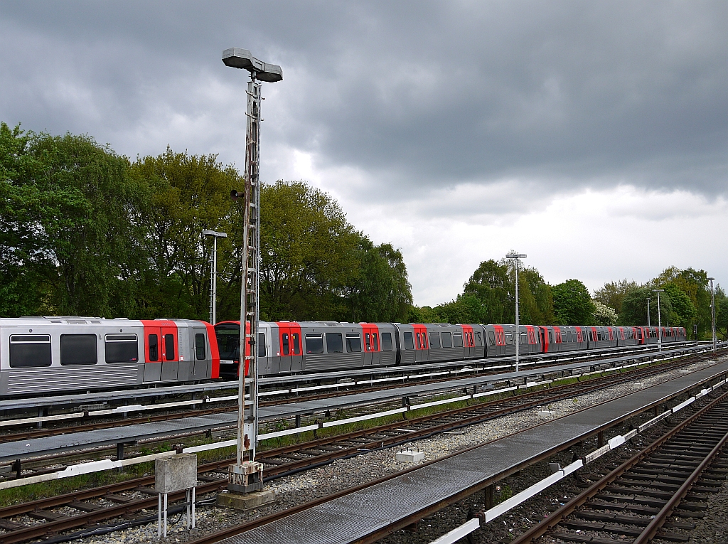 Noch nicht alltagstauglich? Insgesamt vier DT5-Einheiten parken in der ansonsten vollkommen leeren Abstellanlage am Hamburger U-Bahnhof  Saarlandstrae . 12.5.2013