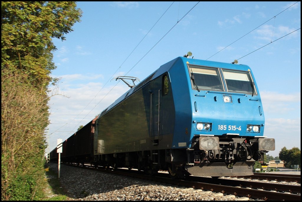 Noch nicht an der Fotostelle angekommen wurden wir von 185 515 �berrascht. Sie bef�rdete einen Mischer gen NPL(Plattling). (18.09.2010, Mangolding)