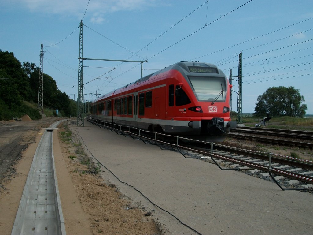 Noch nicht ganz hatte 429 030,am 26.Juli 2010,den Bahnhof Lietzow aus Binz kommend,erreicht,schon stand im Zugzielanzeiger das nchste Ziel Sassnitz und das Zugschlusignal war auch schon eingeschaltet. 