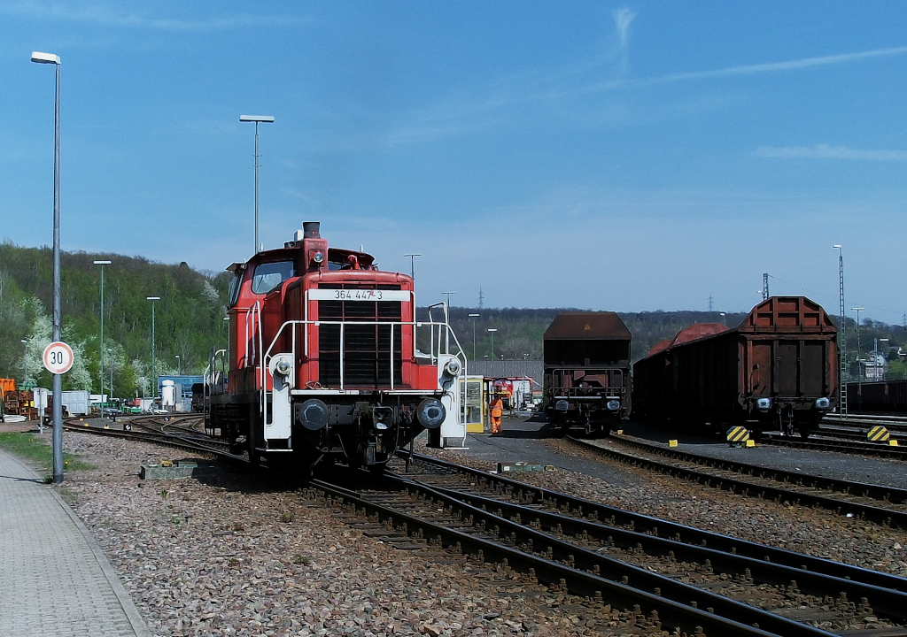 Noch nicht ganz im Ruhestand.....

ist 364 447-3 ( V 60 447). 1959 hat sie das Licht der Eisenbahnwelt erblickt und wurde eigentlich 2005 in Saarbrcken ausgemustert.

Aber dennoch bekam sie eine neue Aufgabe und wurde bis jetzt vor dem Schrotthndler bewahrt.

Sie verrichtet noch leichte Rangierdienste zwischen Bw und Kombiwerk am Rangierbahnhof Saarbrcken.

22.04.2010