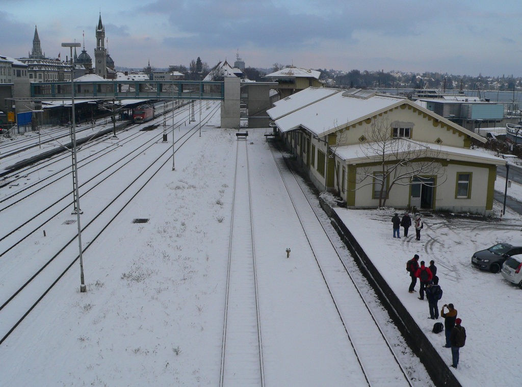 Noch nie 'n Zug gesehen? Offenbar nicht, und so stehen die Bahninteressierten auf der Br�cke (wie ich) oder am Bahnsteig, um die Ausfahrt des Interregio abzuwarten. 8.12.2012, Bahnbildertreffen Konstanz