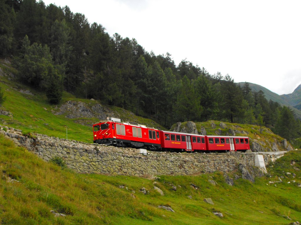 Noch nie vorher erfolgt: Einsatz der MGB-HGm 4/4 Nr 62 auf der DFB. Mit zwei ex BVZ-Mitteleinstiegwagen. Oberhalb Oberwald zwische Raetisbach und Laerchenwald. 13. August 2010