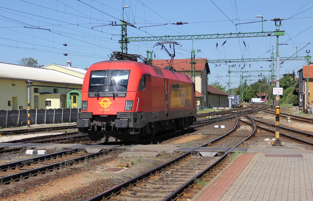 Noch eine Rangierfahrt im Gleisvorfeld des Bahnhofs Sopron mit 1116 058. Aufgenommen am 15.05.2013.