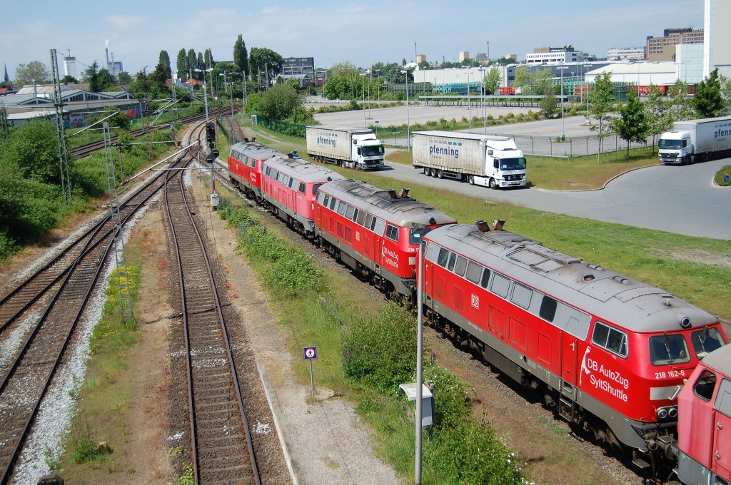 Noch recht neue Zugnge in der Schrottreihe im BW Bremen-Sebaldsbrck sind diese 4 Loks der BR 218, 06.06.2010