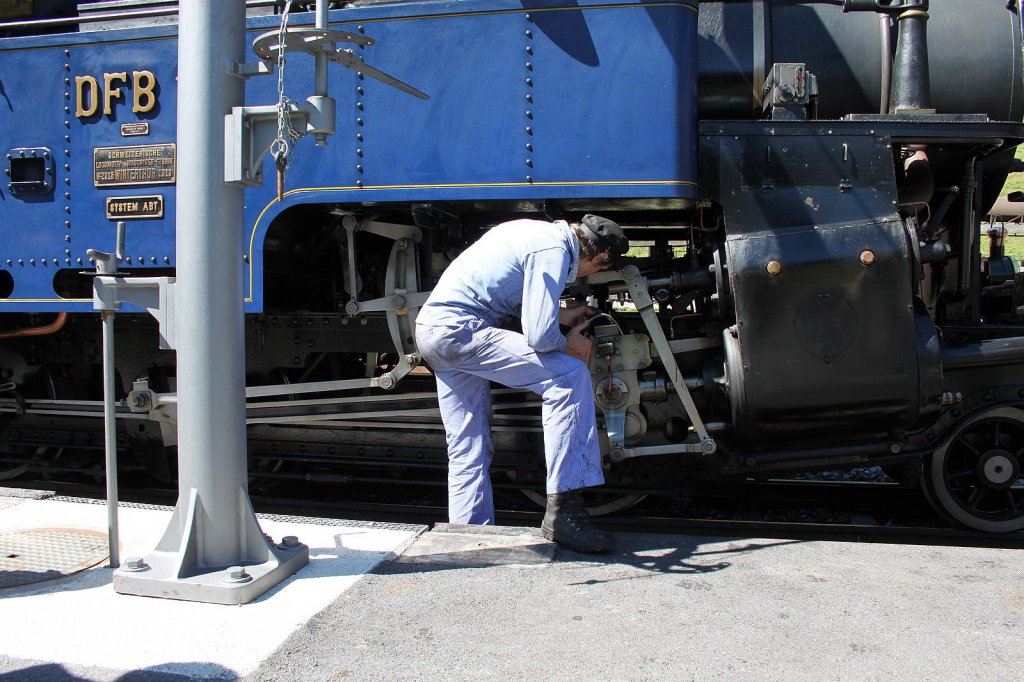 Noch schnell eine Kontrolle an der HG 3/4 Nr.1 vor der Abfahrt nach Realp.Oberwald 28.08.11

