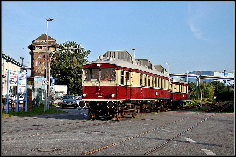 noch schnell ber den B  An der Hafenbahn  und der Triebzug ist im Stralsunder Nordhafen.  (17.08.12)