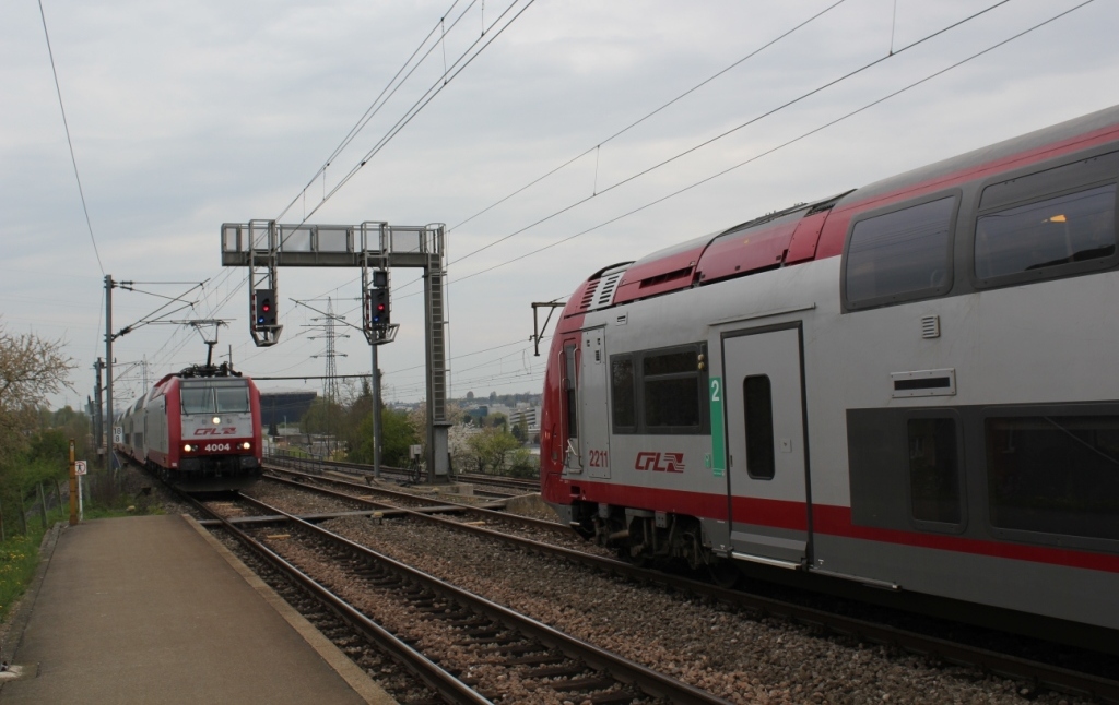 Noch sind die Bauarbeiten zum zweigleisigen Ausbau zwischen Luxemburg und Petange nicht abgeschlossen. Heute liegt das zweite Gleis erst bis Leudelange.
So kommt es, dass die Z�ge aus Richtung Luxemburg-Stadt(hier der Triebwagen 2211) in Hollerich erst auf die Ankunft des Gegenzugs(mit 4004 als Zuglok) aus Rodange warten m�ssen.

Hollerich, 14.April 2011.