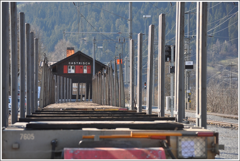 Noch sind sie nicht beladen, die Holzwagen in Castrisch. (28.03.2012)