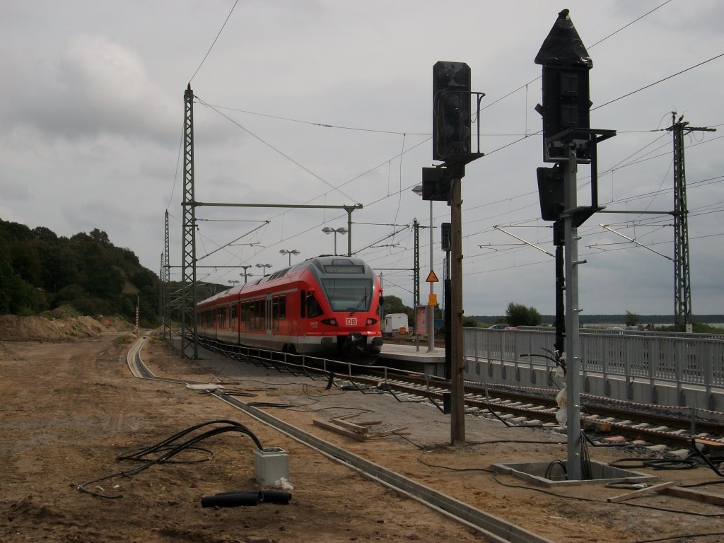 Noch sind die Umbauarbeiten in Lietzow nicht beendet und die alten DR-Lichtsignale sind noch in Betrieb.Am 26.August 2010 wartete 429 026, auf dem zweiten brig gebliebenden Bahnsteiggleis,auf Anschlureisende nach Sassnitz.