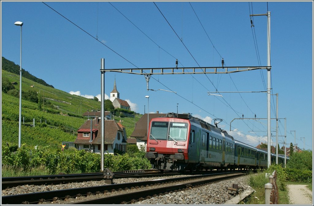 Noch sind vereinzelte NPZ im Einsatz, so wie hier der Regionalzug 4727 von Gorgier St-Aubin nach Biel/Bienne bei Ligerz. 
31.07.2013