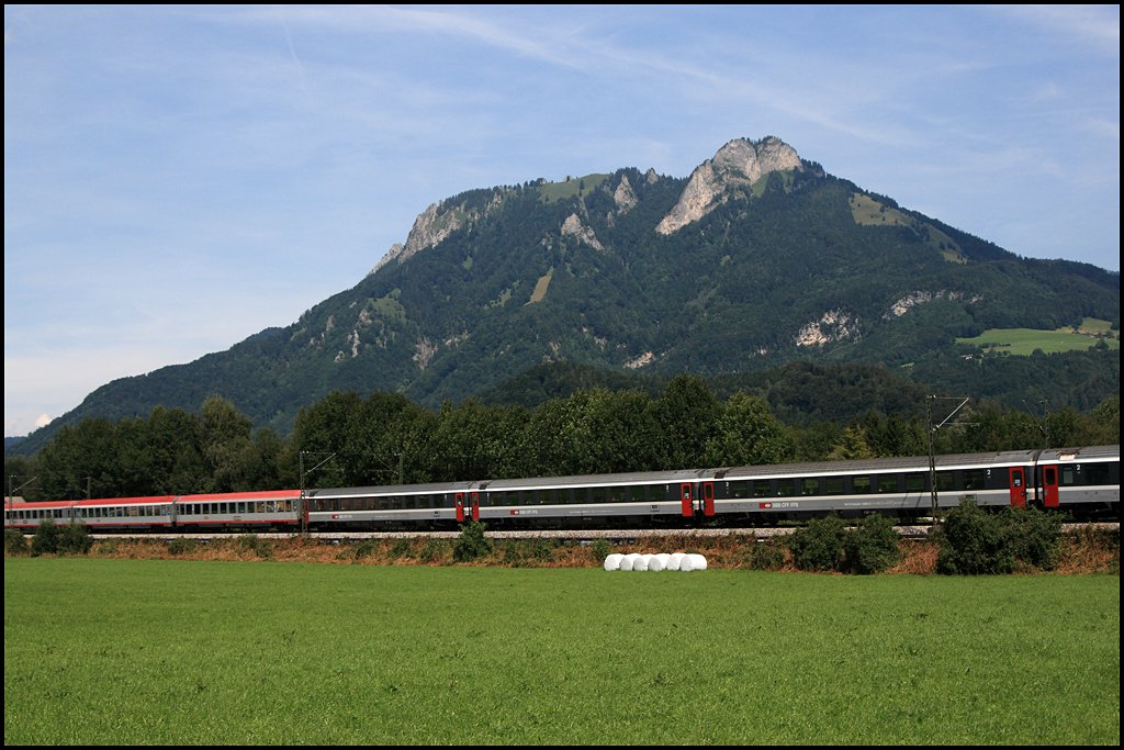 Noch verkehrt der OEC 162/163  TRANSALPIN  als klassischer Wagenzug....Hier aufgenommen am 08.08.2009 im Inntal.