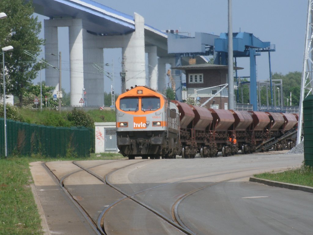 Noch vor dem Werkstor und mit Zoom entstand die Aufnahme vom hvle Tiger V330.3 am 21.Mai 2011 im Stralsunder S�dhafen.