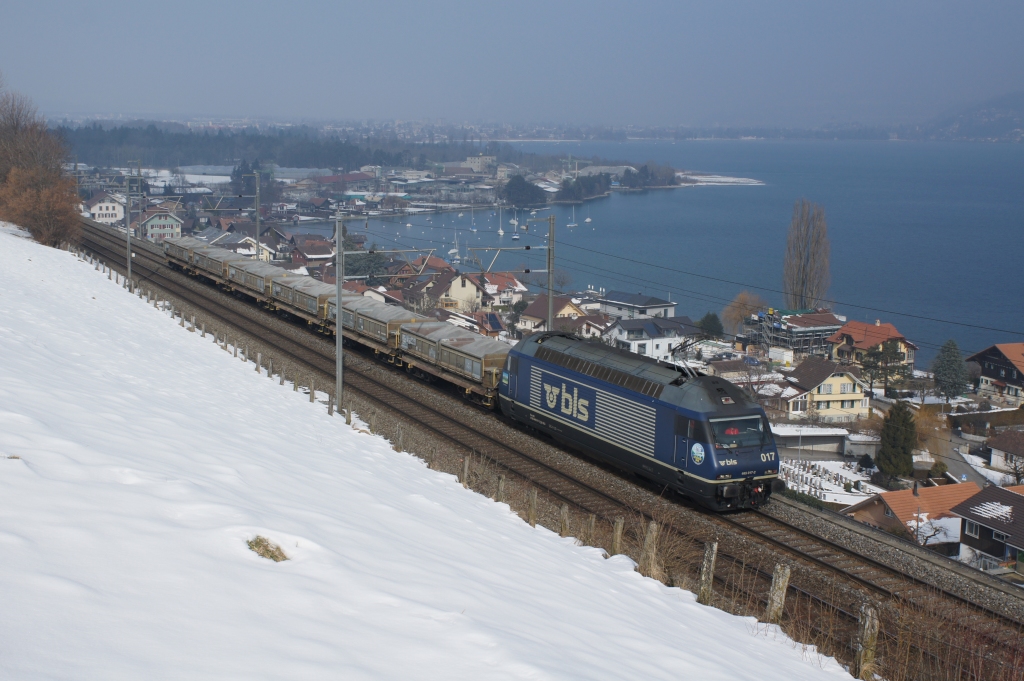 Noch vor einem Jahr konnte man auf dieser Leistung eine Ae 6/6 der SBB beobachten, doch aktuell wird sie von einer BLS-Re 465 erledigt. Re 465 017-2 mit einem kurzen Kieszug bei Einigen.