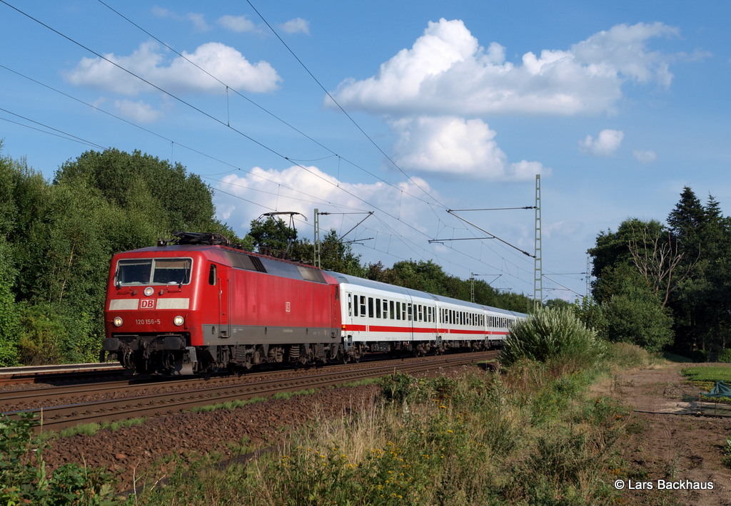 Noch vor einem Jahr war er der Starzug des Nordens, der IC 79  Hanseat ! Heute verkehrt er wieder als ganz alltglicher IC in Rot/Wei. Hier ist 120 156-5 am 09.08.13 mit IC 2410 bei Halstenbek auf dem Weg nach Flensburg zu sehen.