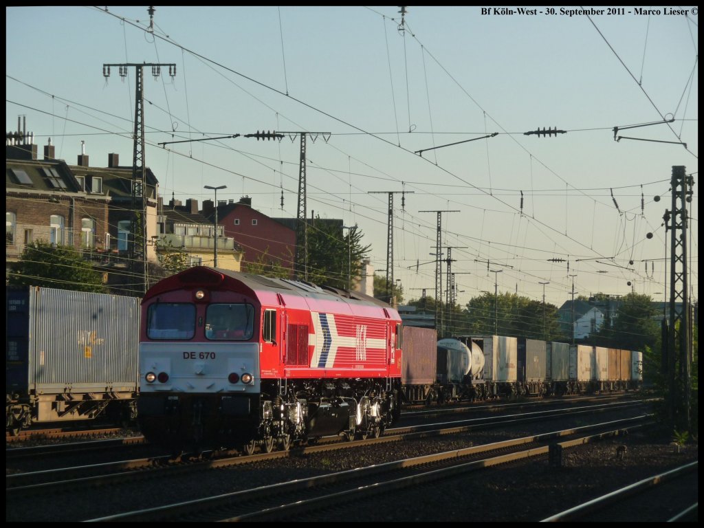 Noch vor einigen Minuten kam DE 670 in der endgegengestezten Richtung mit einem Containerzug vorbeigerauscht, jetzt eilt sie die Strecke wieder zurck und passiert zum zweiten Mal den Bahnhof Kln-West (30.09.2011)