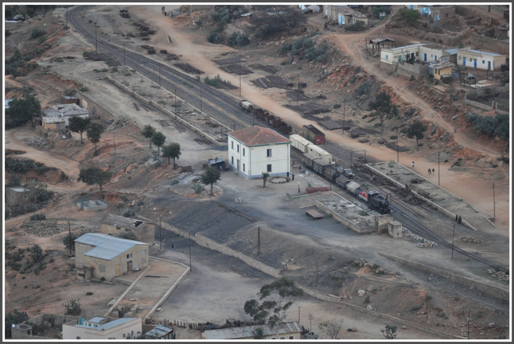 Noch vor Sonnenaufgang erreichen wir Nefasit auf 1676m /M., wo 442.56 mit einem Gterzug nach Asmara bereit steht. Nach ihrer Aufarbeitung ist es die erste Fahrt seit 1974! (01.02.2012)