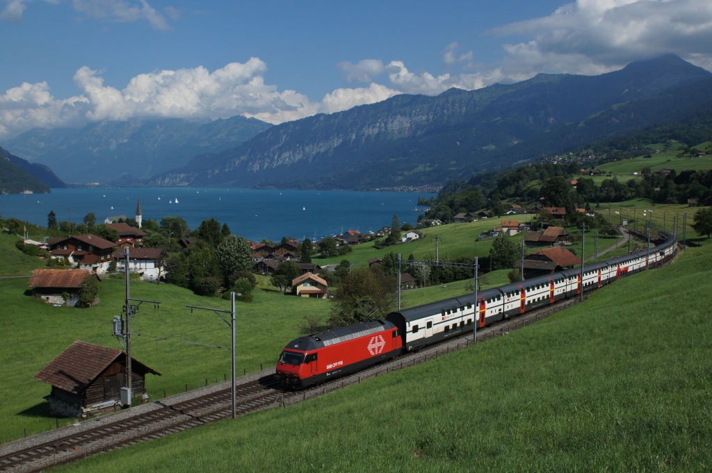 Noch wenige Wochen vor diesem Bild konnte ich die Re 460 101-9 im Magic Ticket-Werbekleid ablichten, nun ist auch sie wieder errtet. Spiez, 10.8.12.