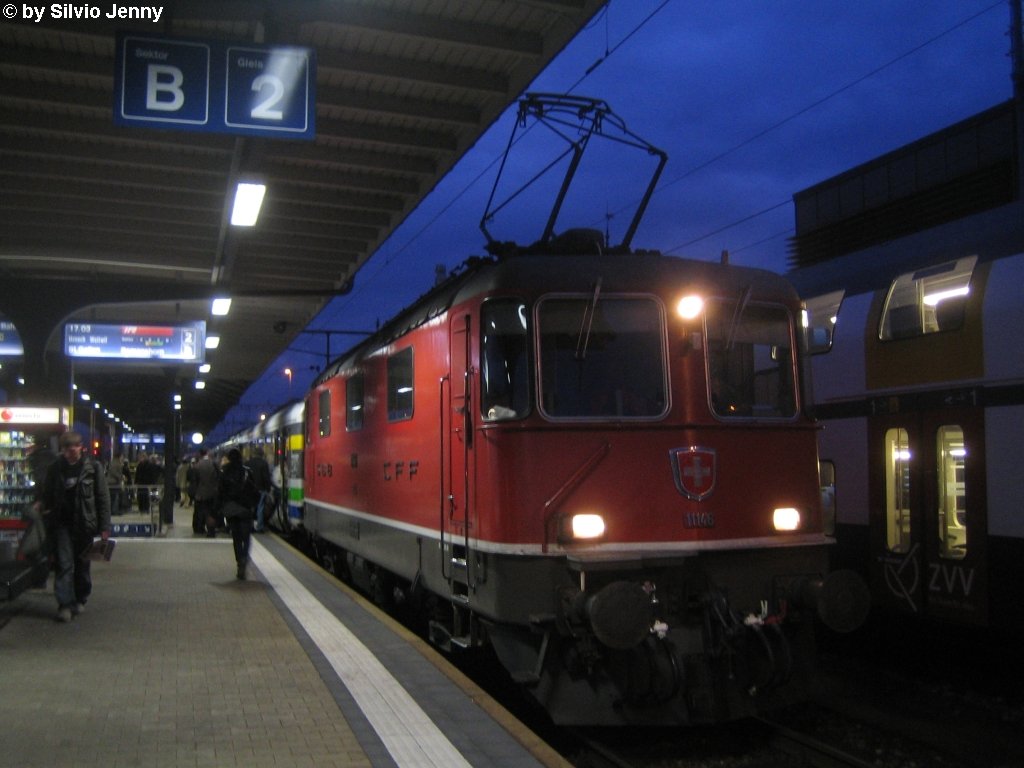 Noch werden 2 Voralpen-Express Umlufe mit SBB Re 4/4'' bespannt. Aber ca. 2011 soll die SOB die KOnzession ber den VAE vollstndig bernehmen, dann sollen auch die EW1-Revivo ersetzt werden. Am 26.11.09 ist noch alles wie bisher, und die Re 4/4'' 11146 bespannt einen VAE nach Romanshorn.
