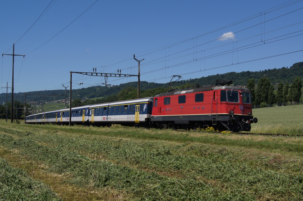 Noch werden die Re 4/4 II-Pendelzge zwischen Lausanne und Genf eingesetzt, aber mit der Inbetriebnahme der Dosto RV drften sie relativ rasch verschwinden. Re 4/4 II 11206 am 22.6.12 bei Allaman.