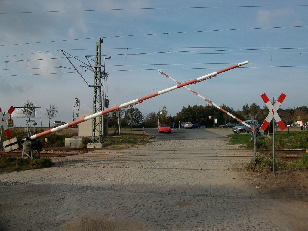 Noch werden die Schranken von Lietzow von einem Schrankenwrter geschlossen.Aufnahme vom 13.Oktober 2010.