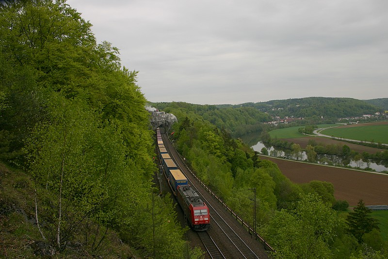 Noch eine Woche,dann werden solche Aufnahmen nicht mehr mglich sein.;(
Eine Lok der BR 18 befindet sich am 8.5.2010 mit einem Containerzug am Felsentor der KBS 880.