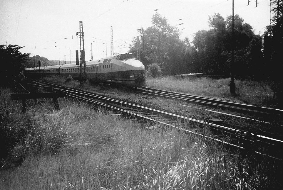 Noch zu DDR-Zeiten im Mai 1989 entstand die Aufnahme vom SVT 175 bei der Ausfahrt aus Lietzow.Bereits zur der Zeit war der SVT 175 schon selten auf R�gen zusehen.Schon ein bisschen Stolz war man damals als man sah das die Aufnahme was geworden ist,zwar nicht in der Bildqualit�t von Heute Hauptsache man konnte was erkennen und man hat seinen Lieblingszug fotografiert.