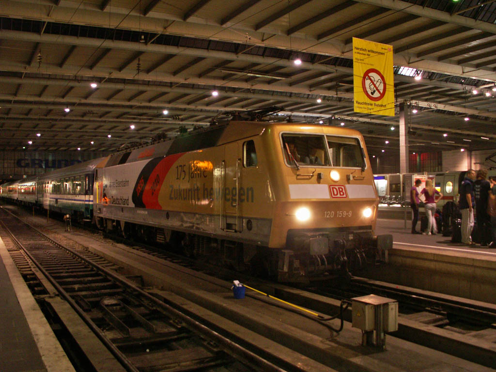 Nocheinmal die 120 159 am Mnchner Hbf vom 12. September 2010 mit Ihrer CNL nach Rom.
Auch hier wieder eine halbe Sekunde Belichtungszeit aus freier Hand - erstaunlich scharf geworden.